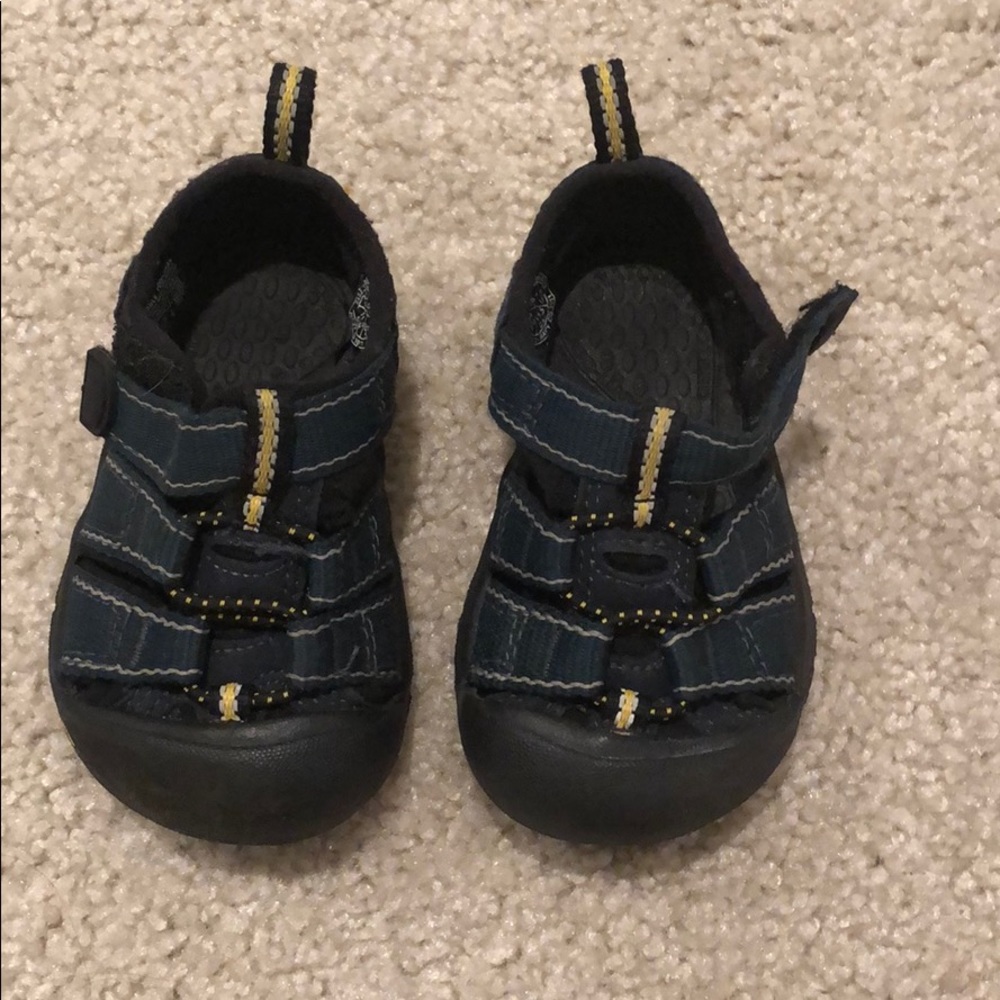Keen baby shoes size 4